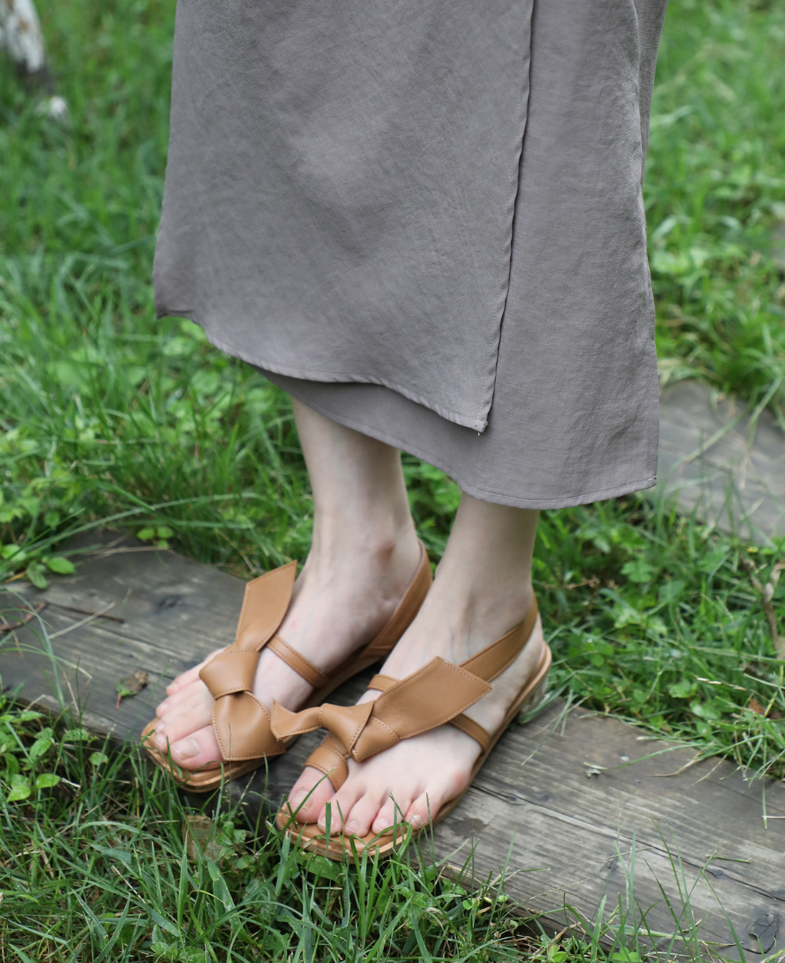 [235 size] Ribbon Toe Ring Sandal (Brown)